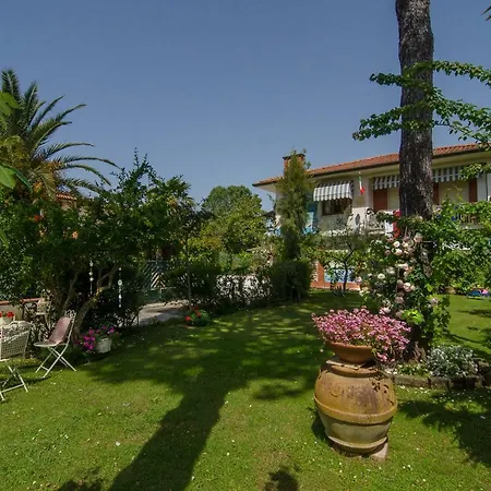 Due Passi Dal Mare Bed & Breakfast 3*